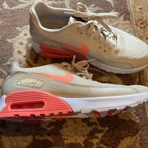 Women’s NIKE AIR MAX SNEAKERS SIZE 6.5